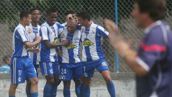 Jugadores del Victoria se le plantan a su directiva