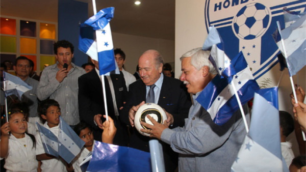 Joseph Blatter inaugura Proyecto Gol en Siguatepeque
