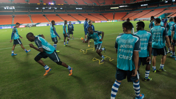 Honduras y Brasil calentaron el estadio Sun Life