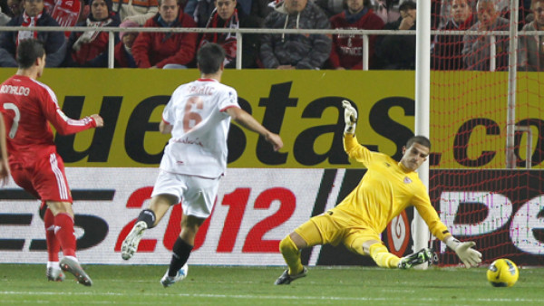 Real Madrid aplastó al Sevilla y es líder