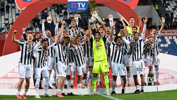 Cristiano, en ropa interior, y Buffon homenajeado: Así fue la celebración de la Juventus tras ganar la Coppa Italia