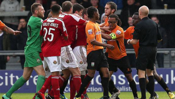 VIDEO: Edgar Davids le rompe la boca a un rival
