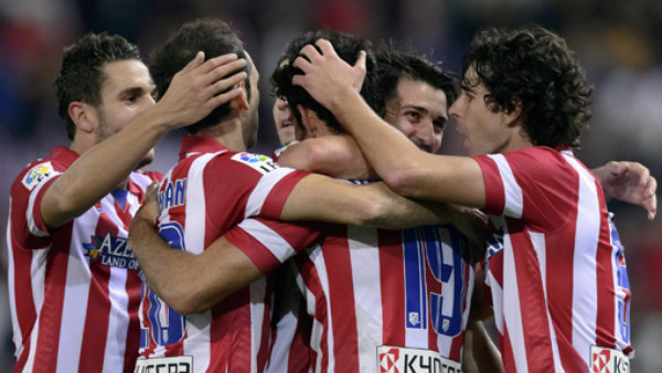 Atlético golea al Betis y se mantiene a un punto del Barcelona