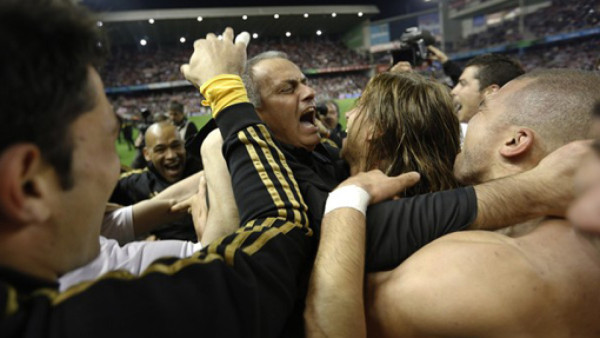 Casi dejan caer a Mourinho en la celebración