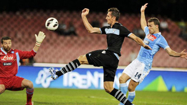 VIDEO: Miroslav Klose confesó que anotó gol con la mano y lo invalidan