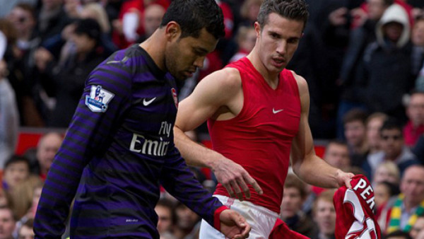 Jugador de Arsenal es criticado por recibir camiseta de Van Persie