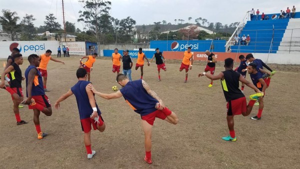 El pésimo estado en el que se encuentra la cancha del estadio Sergio Reyes de Santa Rosa de Copán