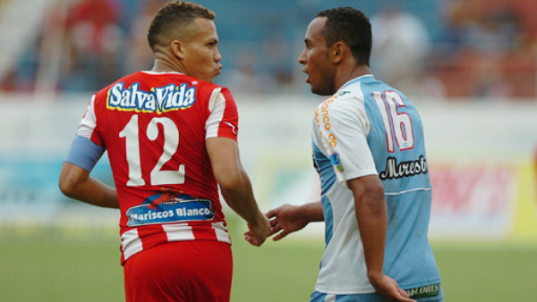 El beso de Arnold Peralta a lo Samuel Caballero