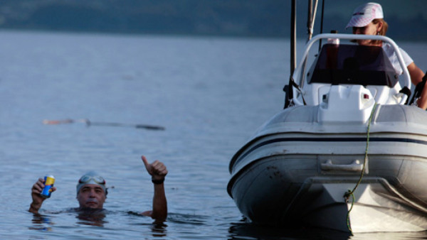 Andrés Egas cumple su reto y cruza nadando el Lago de Yojoa