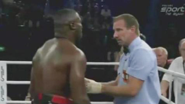 VIDEO: Boxeador frustrado por perder, golpeó al árbitro