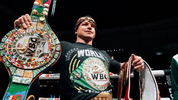 El Canelo Álvarez es el rey del peso supermediano del boxeo.