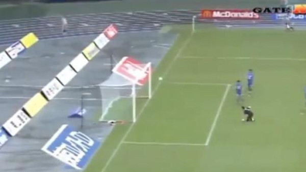 VIDEO: Portero en Japón marca gol tonto en su meta