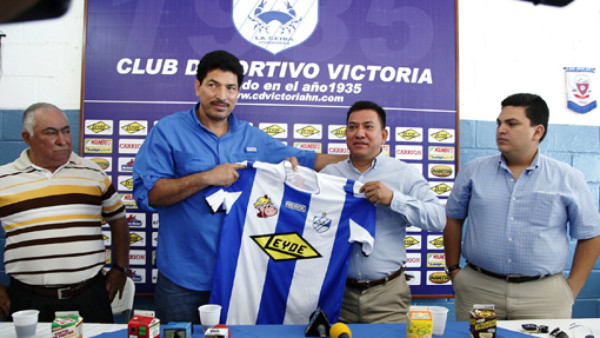 Carlos Martínez fue presentado como entrenador del Victoria