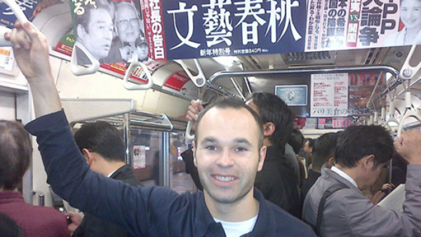 Iniesta viaja en el metro de Tokio