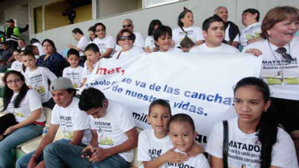 La afición le demuestra su amor a Wilmer