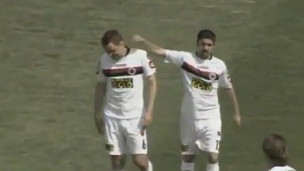 Un autogol anotado desde la media cancha causa risa en Turquía