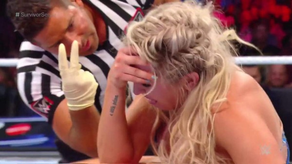 La sangrienta paliza que recibió Ronda Rousey en la WWE por Charlotte Flair