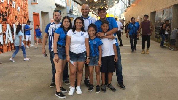 Esposa de Emilio Izaguirre deslumbra en juego de Honduras ante Curazao por la Copa Oro 2019