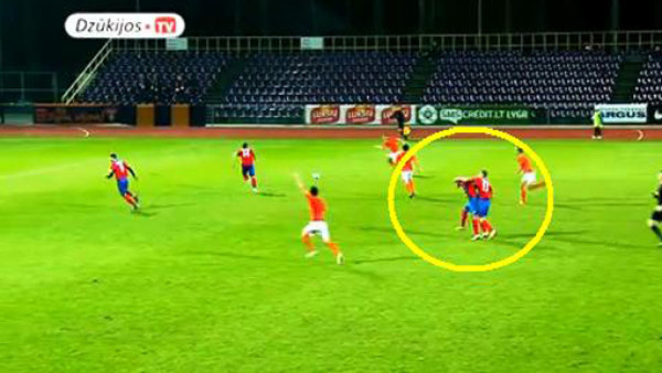 VIDEO: Dos jugadores del mismo club expulsados por irse a los puños