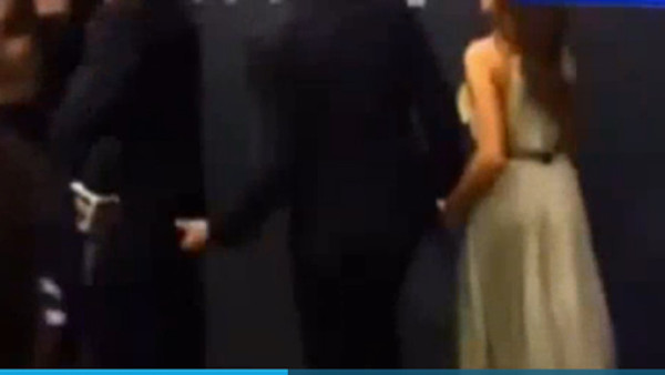 VIDEO: Casillas pellizcó el trasero de Ronaldo en la gala del Balón de Oro