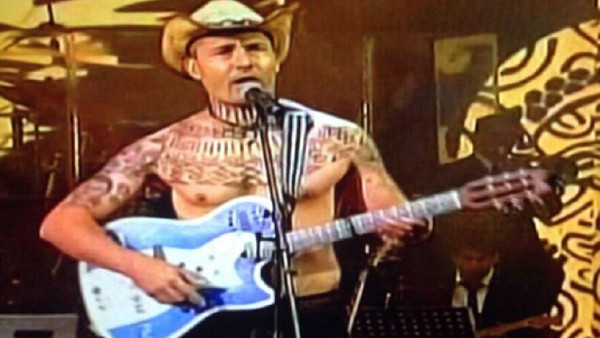 Polache cantó 'Hablo Español” en Viña del Mar