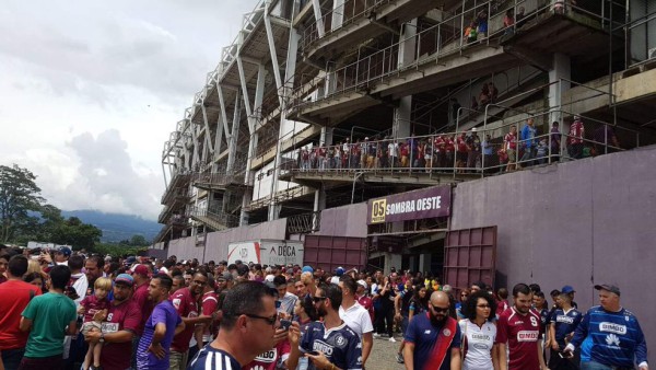 FOTOS: Así evacuaron los miles de aficionados del Saprissa tras la amenaza de bomba