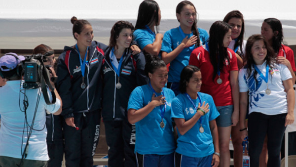 Natación inicia Juegos Universitarios bañada en oro