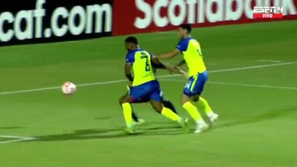 La jugada donde Motagua reclamó penal por un agarrón a Denis Meléndez.