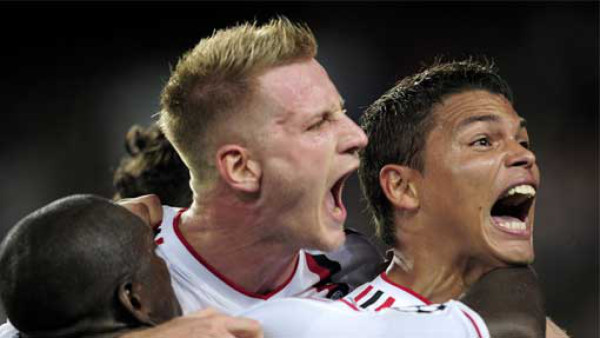 Milan arañó un empate de último minuto en casa del campeón .