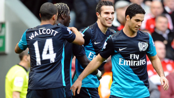 Van Persie salvó al Arsenal en Anfield