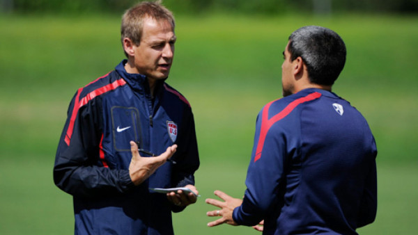 Jurgen Klinsmann llega en helicóptero a los entrenamientos