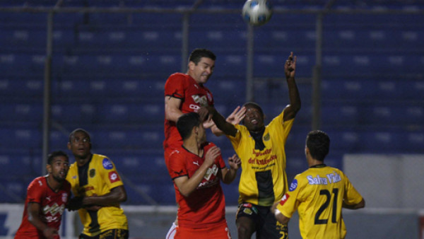 Necaxa sigue lamentándose por malos arbitrajes