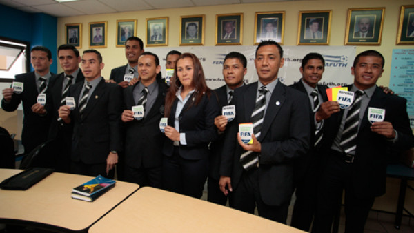 Árbitros hondureños reciben su gafete Fifa