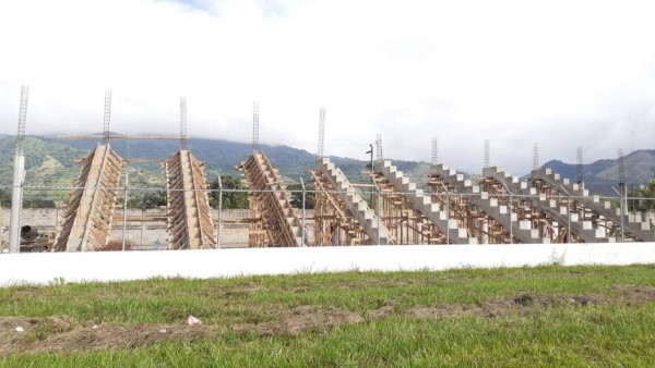 Nueva gradería, sala de conferencia y mejor cancha: Así va quedando el estadio de Tocoa