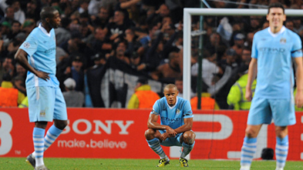 Inter se estrella y los Manchesters tropiezan