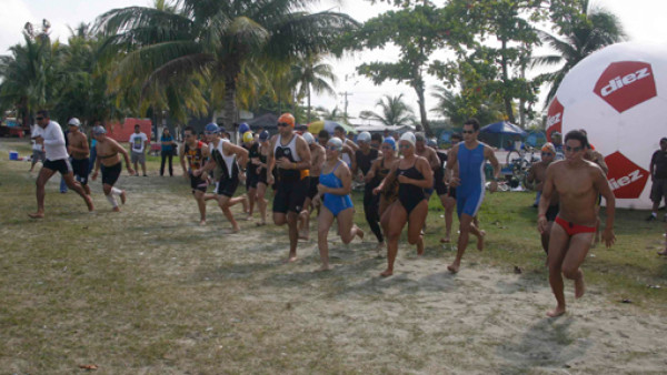 Triatlón bajo el sol de Puerto Cortés