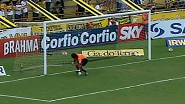 VIDEO: Insólito autogol de portero en Brasil