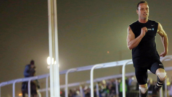 Óscar Pistorius compite contra un caballo árabe en Qatar