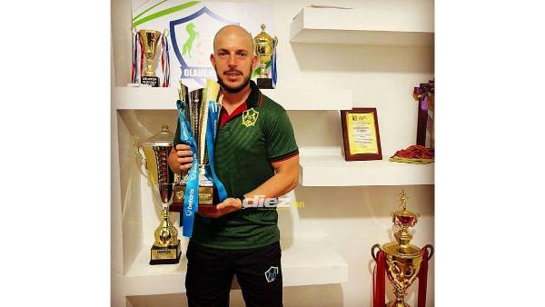 El argentino luciendo el trofeo que ganó con Olancho de Segundo Lugar en la Liga Nacional de Honduras. Foto: Mauro De Giobbi