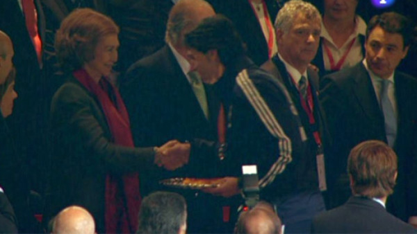 Mourinho y Cristiano no suben a recoger medalla de subcampeón