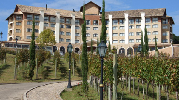 Luis Suárez visita sedes en Porto Alegre