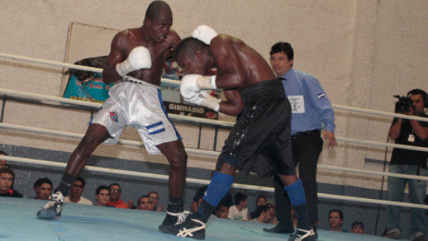 'El Escorpión' Ruiz noqueó al 'Muñeco' González