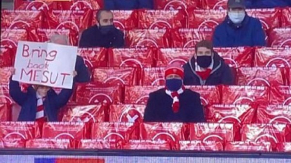 Ahora tiene una nueva ocupación: El calvario que vive Özil en el Arsenal por culpa de China