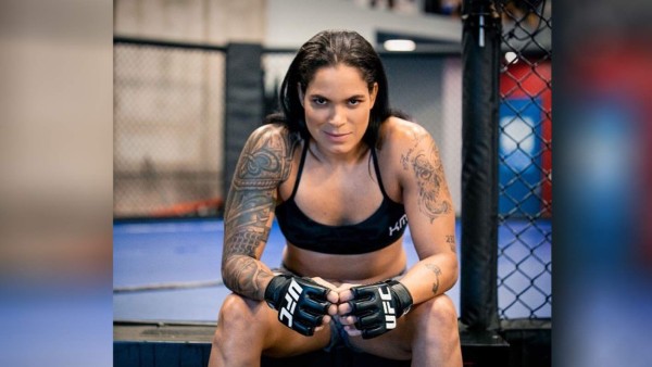 Amanda Nunes, posa de forma intima en Instagram con sus cinturones de campeona de la UFC
