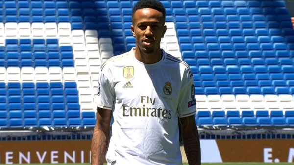 El gesto familiar, el beso al escudo del Real Madrid y la admiración de Militao en su presentación