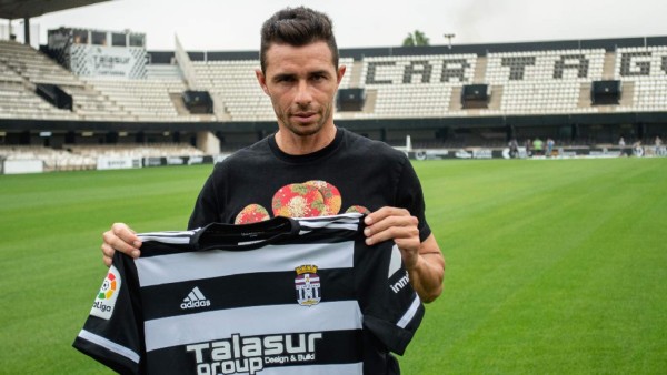 Las 10 cláusulas del contrato matrimonial que puso una sexy influencer a futbolista español