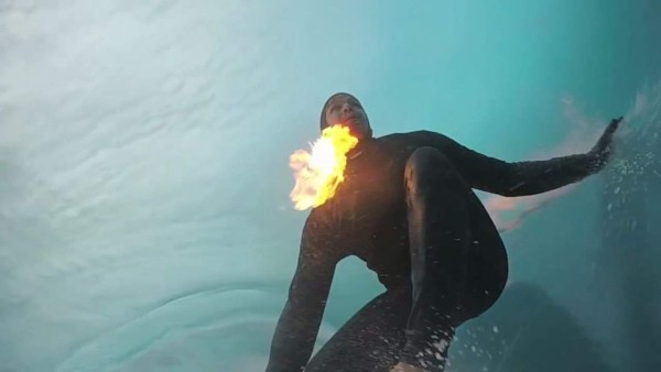 Jamie O'Brien, el surfista que conquista las olas envuelto en llamas