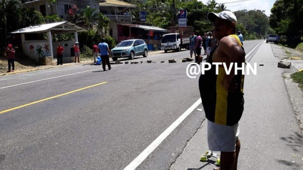 ¡Palos, piedras y tractor! Las medidas de pueblos de Honduras para evitar el coronavirus