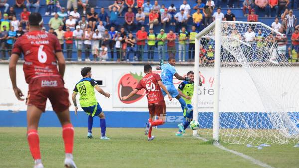 Erick Andino anotando el segundo gol de los Potros. Foto: Marvin Salgado.