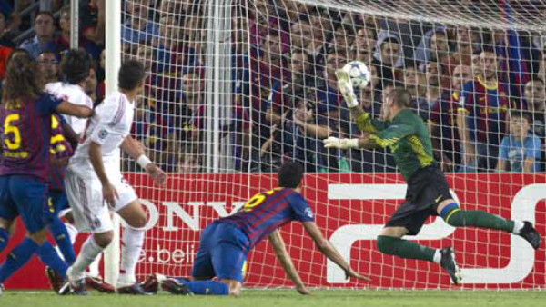 Milan arañó un empate de último minuto en casa del campeón .